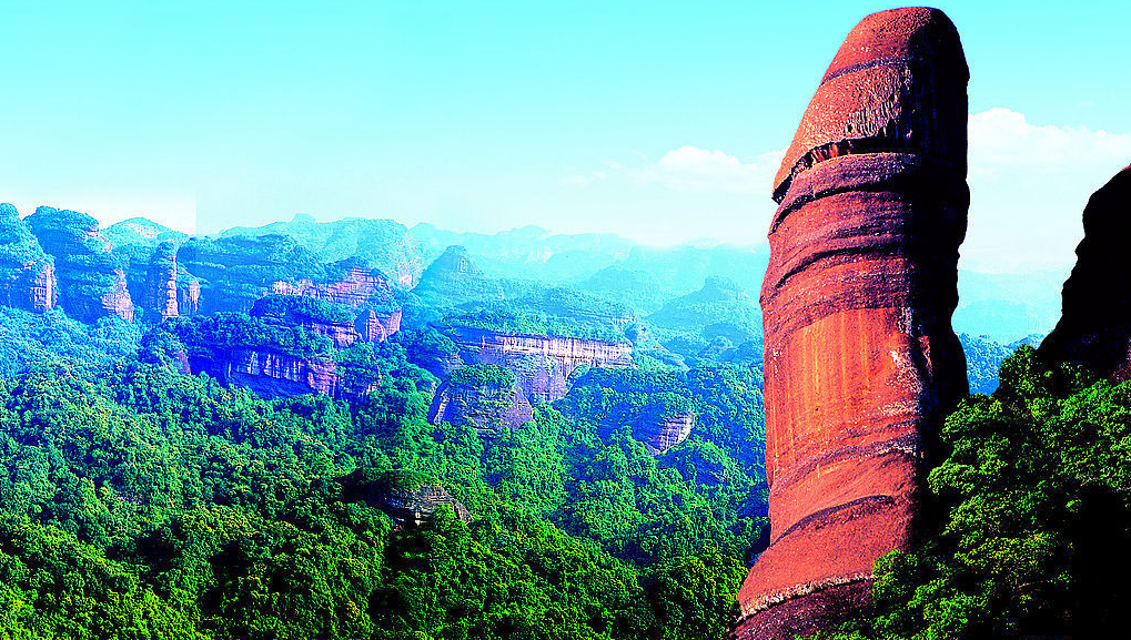 5.中国丹霞山的阳元石 位在广东北部的丹霞山有一块长相特别的石头让到访的游客看到都不禁害羞偷笑。这块耸立的石头叫阳元石，它的高度达 28 公尺，直径达 7 公尺。它的庞大体积及明显的位置让旅客一眼就能发现它。