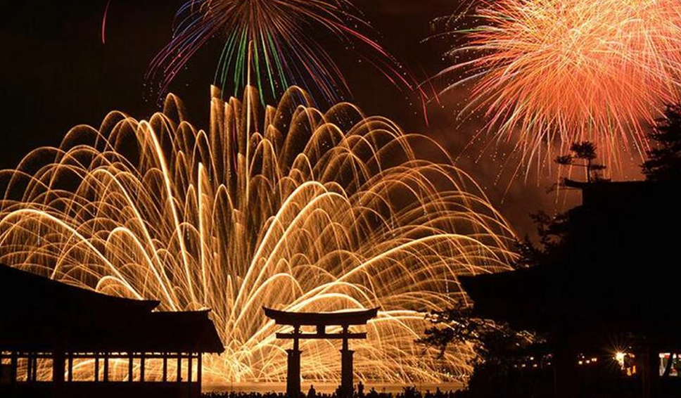 烟花大会结束后，出岛的人蜂拥至轮渡站。虽说为了缓和人群的混杂拥堵，轮渡和列车都加设了临时班次，但我们还是强烈建议在岛内留宿一晚为好。不过，由于岛内的住宿设施有限，所以需提前预约。如果您有限制预算的话，也可以自带帐篷，在包之浦自然公园露营地留宿一晚。

宫岛水中烟花大会，绝对值得您忍受混杂拥堵入岛一看。在这个特别的岛屿上观赏精彩壮丽的烟花，势必会成为一次独一无二、令人难以忘怀的绝美体验。