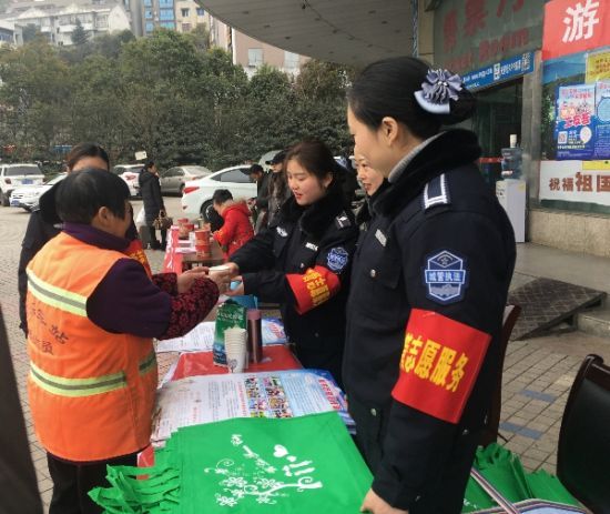 绵阳游仙城管设立服务点 春运出行送温暖