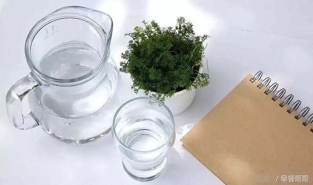 「60秒养生」每天喝8杯水科学吗?90%的人都