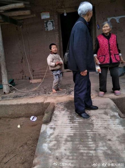 6岁智障儿被家人用绳长期拴住 乡政府:避免危险 6岁智障儿被家人用绳长期拴住 乡政府:避免危险