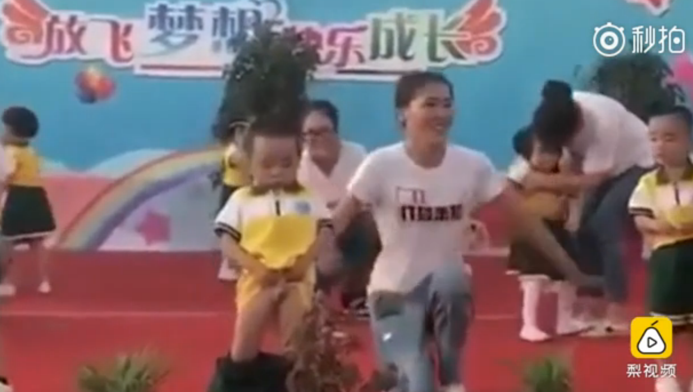 六一演出舞台上尿急 熊孩子当场脱裤嘘嘘