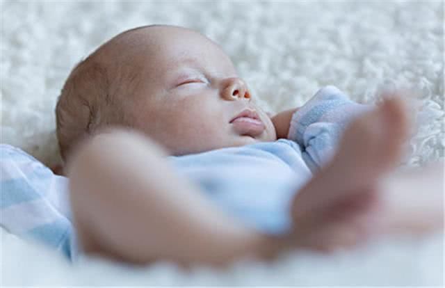 婴儿爱睡觉不吃奶不哭闹怎么回事 宝宝贪睡的