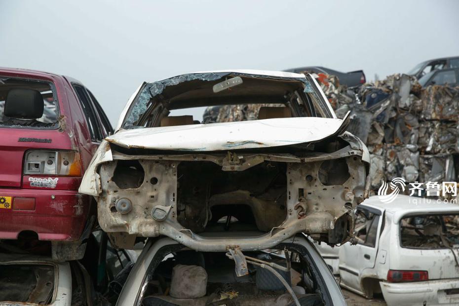 探秘汽车坟场 报废车辆堆积成山