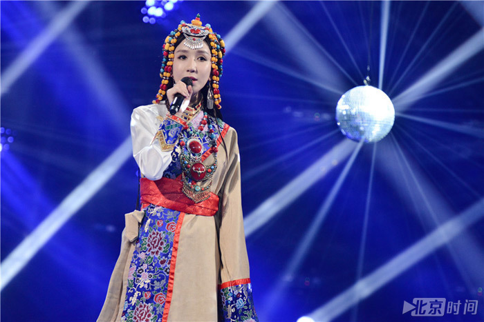 娄艺潇藏族风清唱《青藏高原》PK王佩瑜
