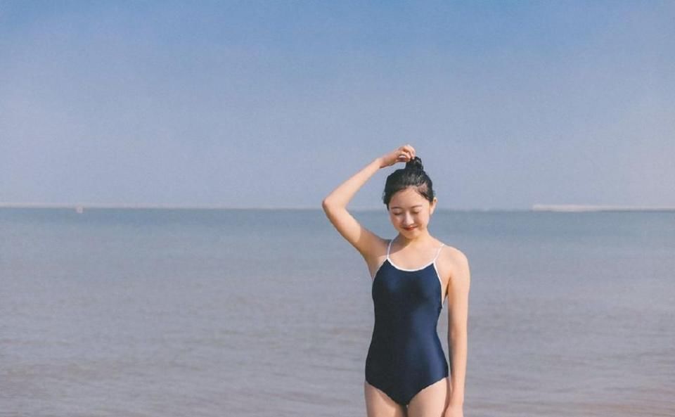 纯情小美女沙滩上拍朦胧港风写真,长相好似初