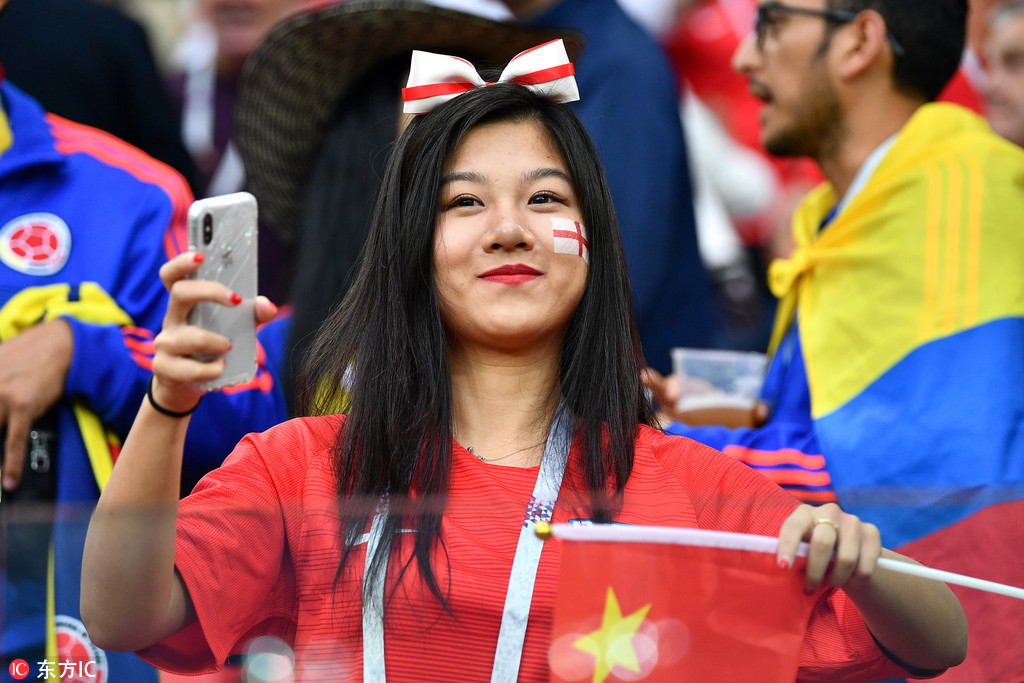 中国女球迷为"欧中队"英格兰助威 举国旗庆祝晋级