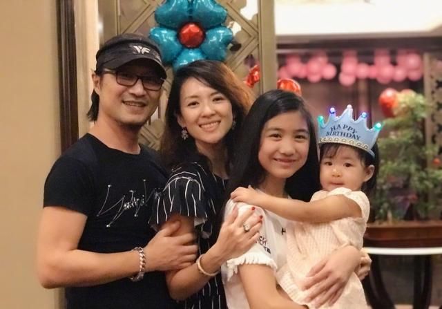 汪峰章子怡带女儿醒醒看马戏表演,章子怡微博