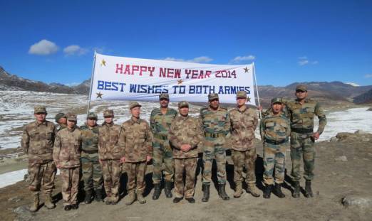 2014年双方边防军人举行新年活动。