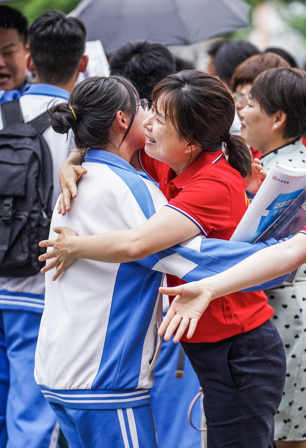 6月8日,考生在贵阳市乌当中学考点外和老师拥抱.