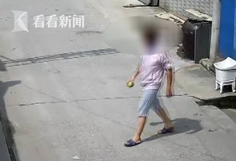 女子十进宫仍不思悔改 作案时脚穿拖鞋淡定吃梨 女子十进宫仍不思悔改 作案时脚穿拖鞋淡定吃梨