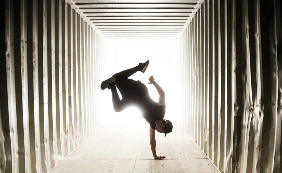 25岁的Jason来自德国，他说：“我自己设计了跑酷的路线和动作，并且把大部分时间都用来练习，这里的人给了我很多帮助。”