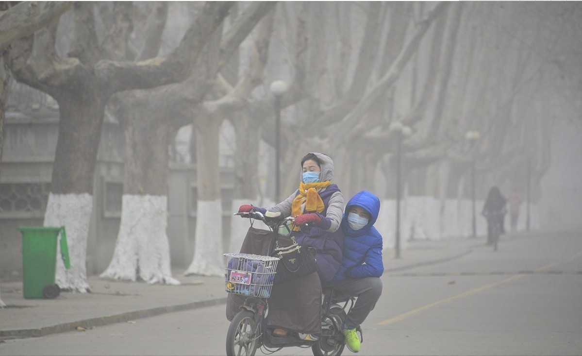 并出现重度雾霾天气,当地小学,幼儿园停课一天