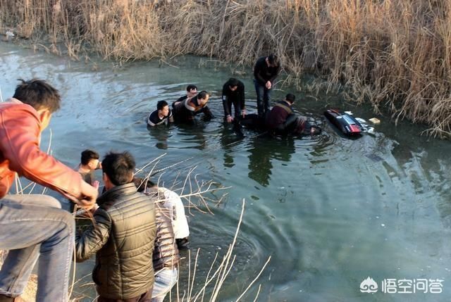 男孩意外落水九旬老人跳河救人,老年人见义勇