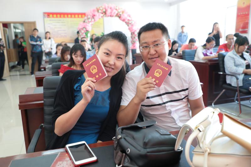 在现场,20对新人领取结婚证.(图片由道外区提供)