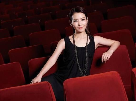 低调多年,胡军家世背景大揭秘,网友:难怪都说卢芳高攀了!