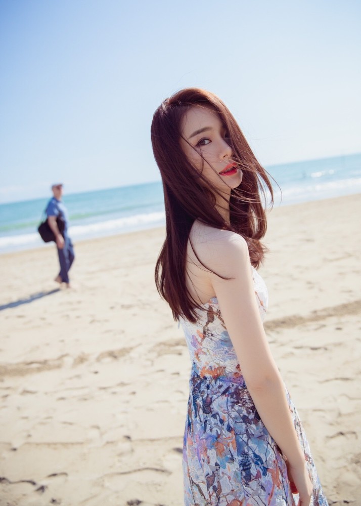 戚薇沙滩清凉照曝光 清纯动人似少女