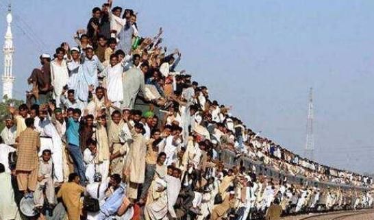 印度火车挂票这么多,那么咱提出一个问题,内急了怎么办?