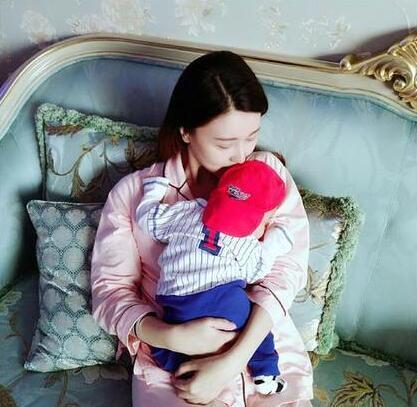 甘薇二胎儿子满两个月 怀抱画面温馨