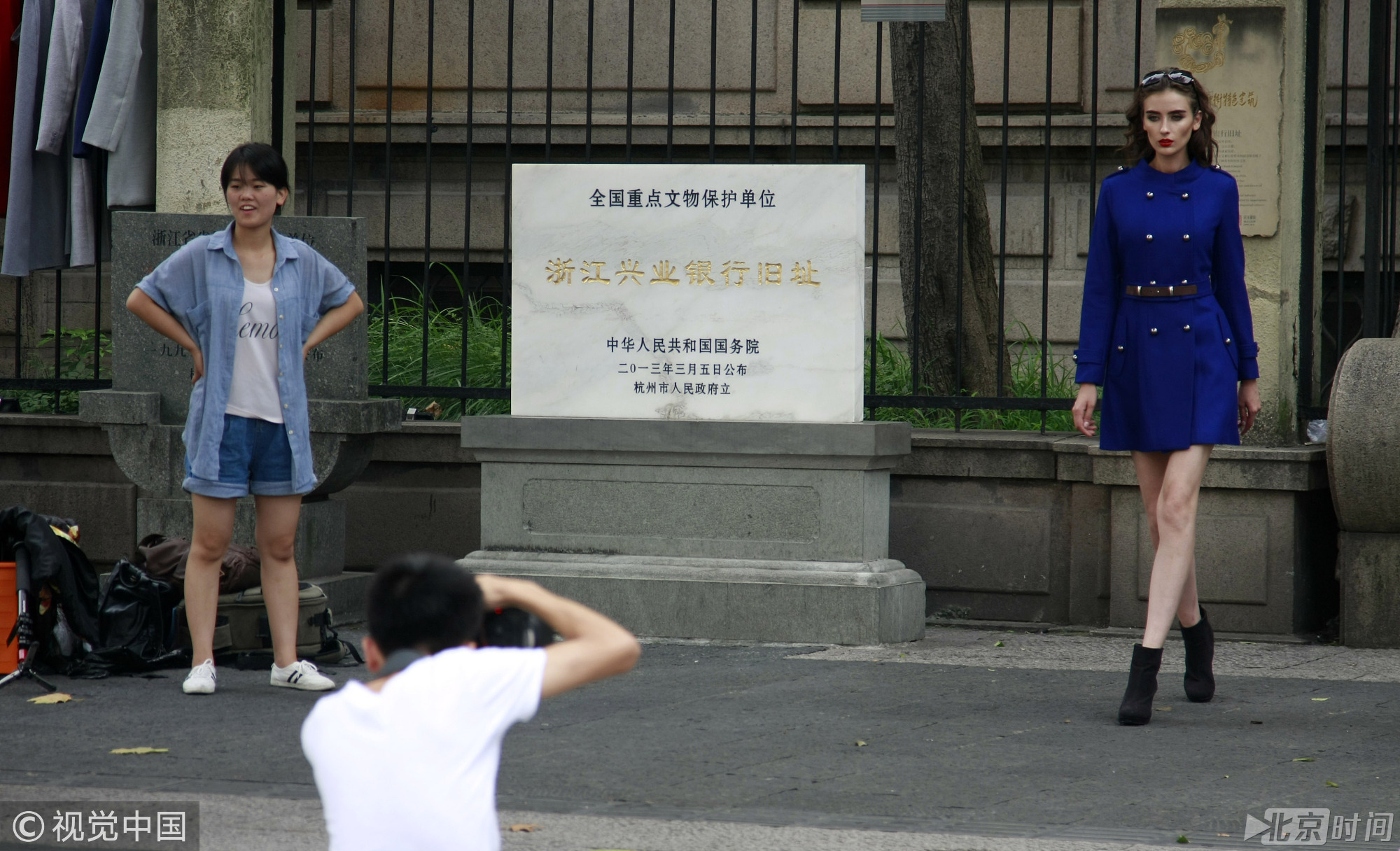 2015年9月6日，杭州中山路街头，不少网店模特抓紧拍摄新品冬季服装。虽然已是夏末初秋，但是当日杭州气温仍然高达30度，艳阳高照下天气还像是夏天的尾巴，不合时宜的穿着也让不少市民侧目。