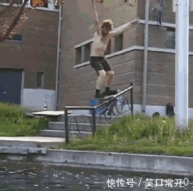 搞笑幽默的动态图GIF 宝宝你爬的实在是太厉害