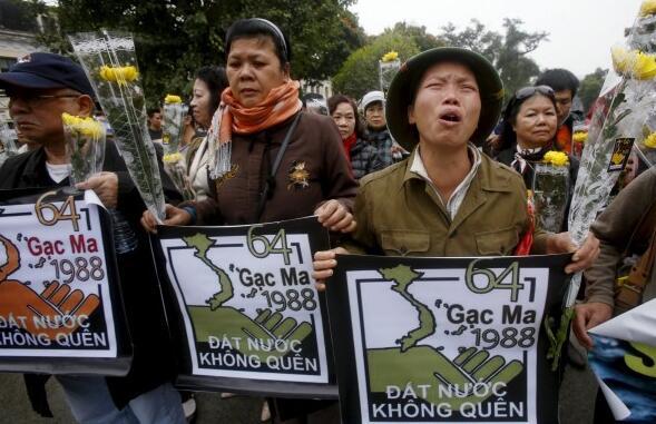 约150名示威者戴着头巾，举着横幅，围河内市区的还剑湖（Hoan Kiem lake）高喊“打倒中国侵略者！”的口号。示威者向在1988年中越“南沙海战”中死亡的64名越南官兵献花环。
