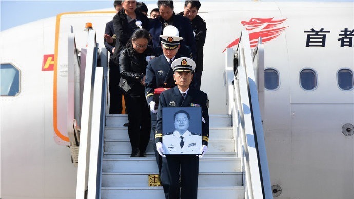 近日，海军某部一架战机在海南省乐东县境内组织飞行训练时失事，两名飞行员不幸牺牲，其中一名飞行员任永涛是陕西省西安市鄠邑区人。3月18日，在鄠邑区举行“接英雄烈士回家”纪念活动，不少民众来到现场缅怀英烈。