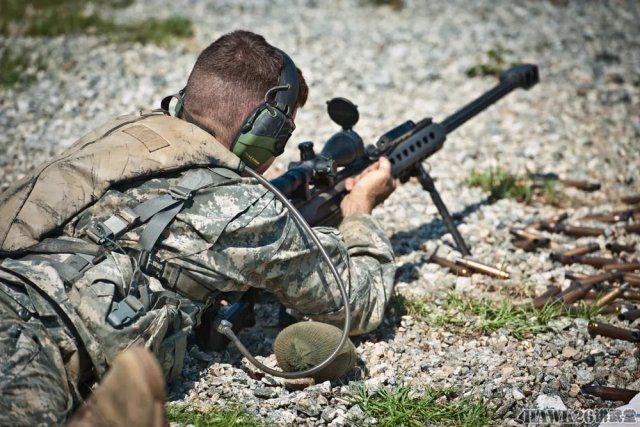 抓拍:美军专业狙击手学校射击训练 巴雷特大狙