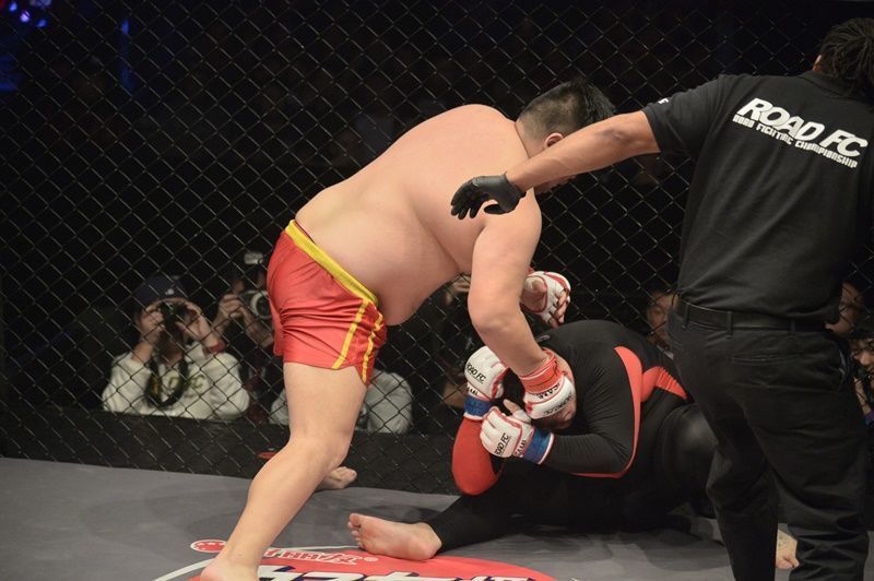 近日，中国20岁格斗小将敖日格乐，比赛中暴揍曾参加日本黑社会组织“山口组”的韩国选手金在勋，24秒KO后仍旧击打对手甚至裁判都拦不住。