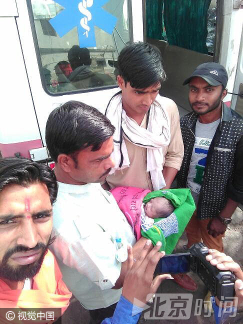 医生建议去外地的医院治疗，但是费用非常高昂，大约需要花费25万（约2.7万人民币）到30万卢比（约3.2万人民币）。在宝宝出生后3天，这位父亲终于得到了政府的援助。