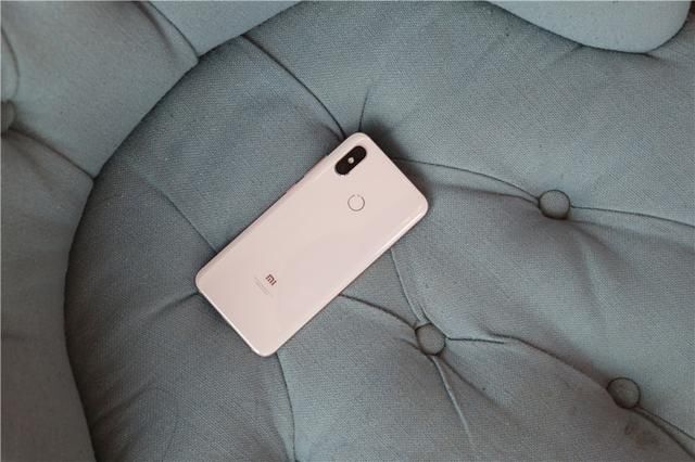 手机吃鸡测评,小米8稳赢,荣耀Play掉帧明显!