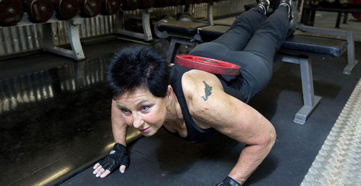 猜猜她几岁?老太太满身肌肉惊呆众人 猜猜她几岁?老太太满身肌肉惊呆众人