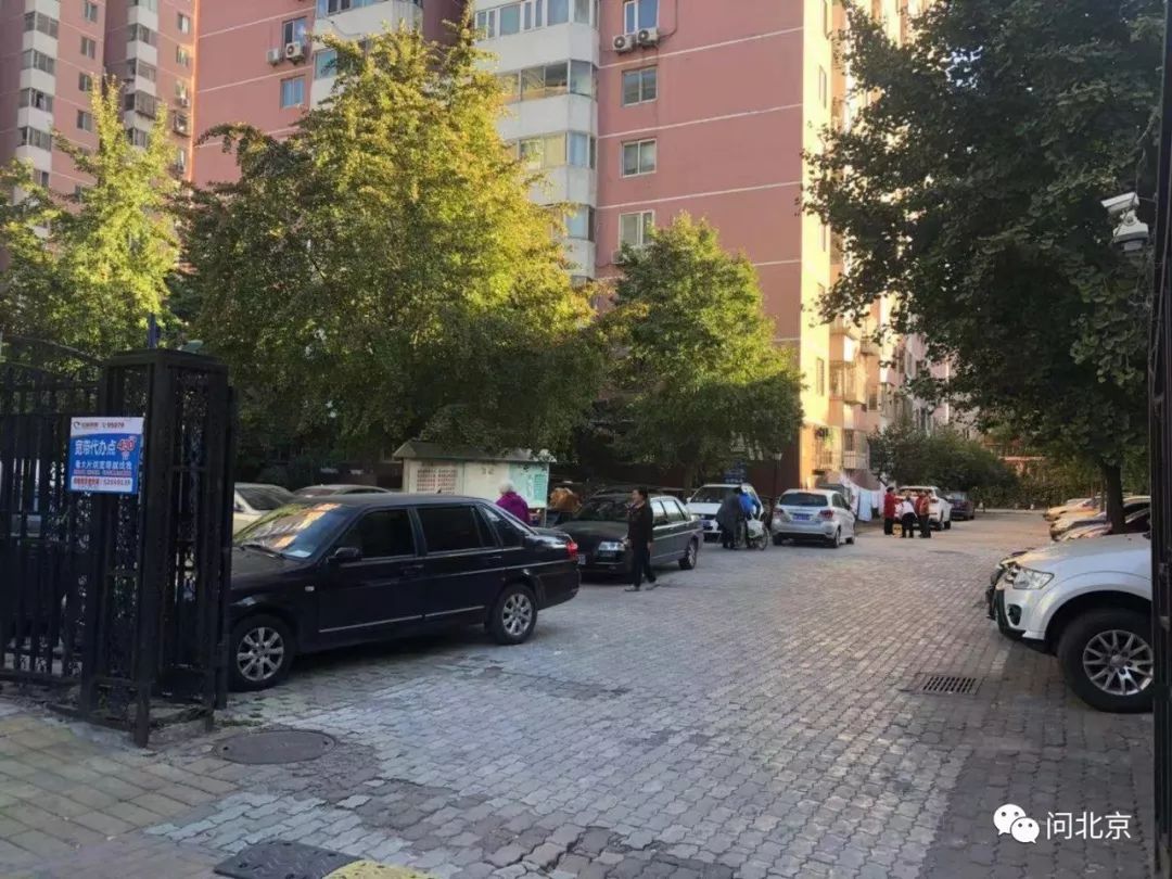 业主:小区成停车场外来车随便停!物业:公共区域