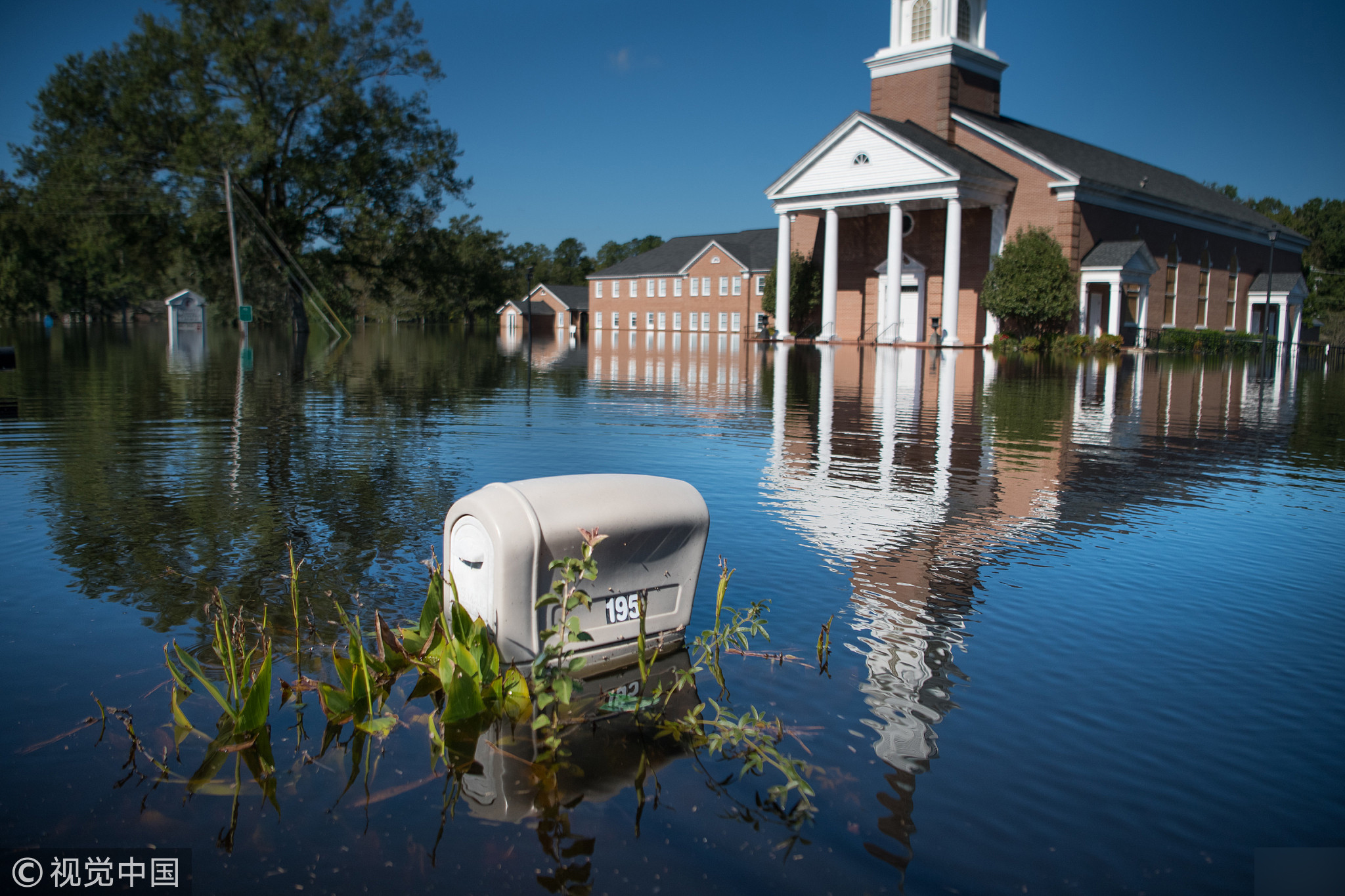 飓风佛罗伦萨登陆后近两周，河水泛滥成灾仍未退去。