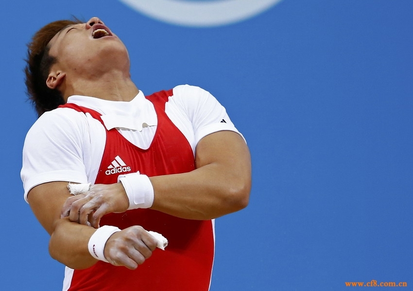 韩国名将史载赫比赛受伤瞬间，伏臂表情痛苦。