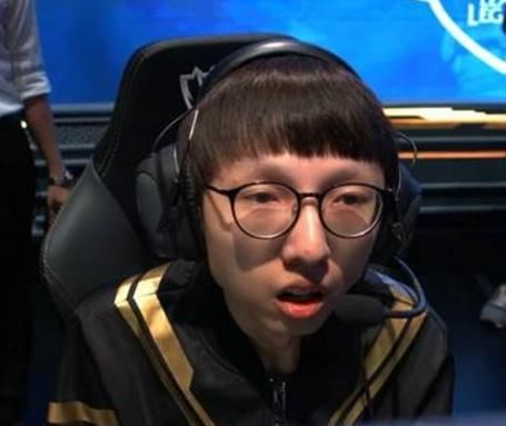 继uzi之后小虎直播被喷子气哭,这是rng的弱点,