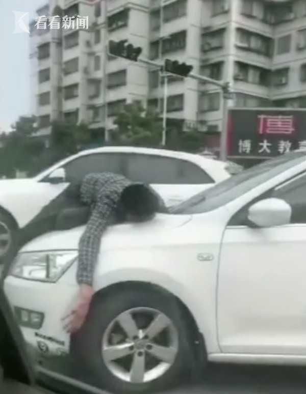 小学生直播拍到妈妈洗澡后,又有妹子换衣服被