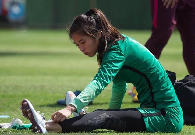 上海名记怒斥:中国最好的足球队踢着最烂的场