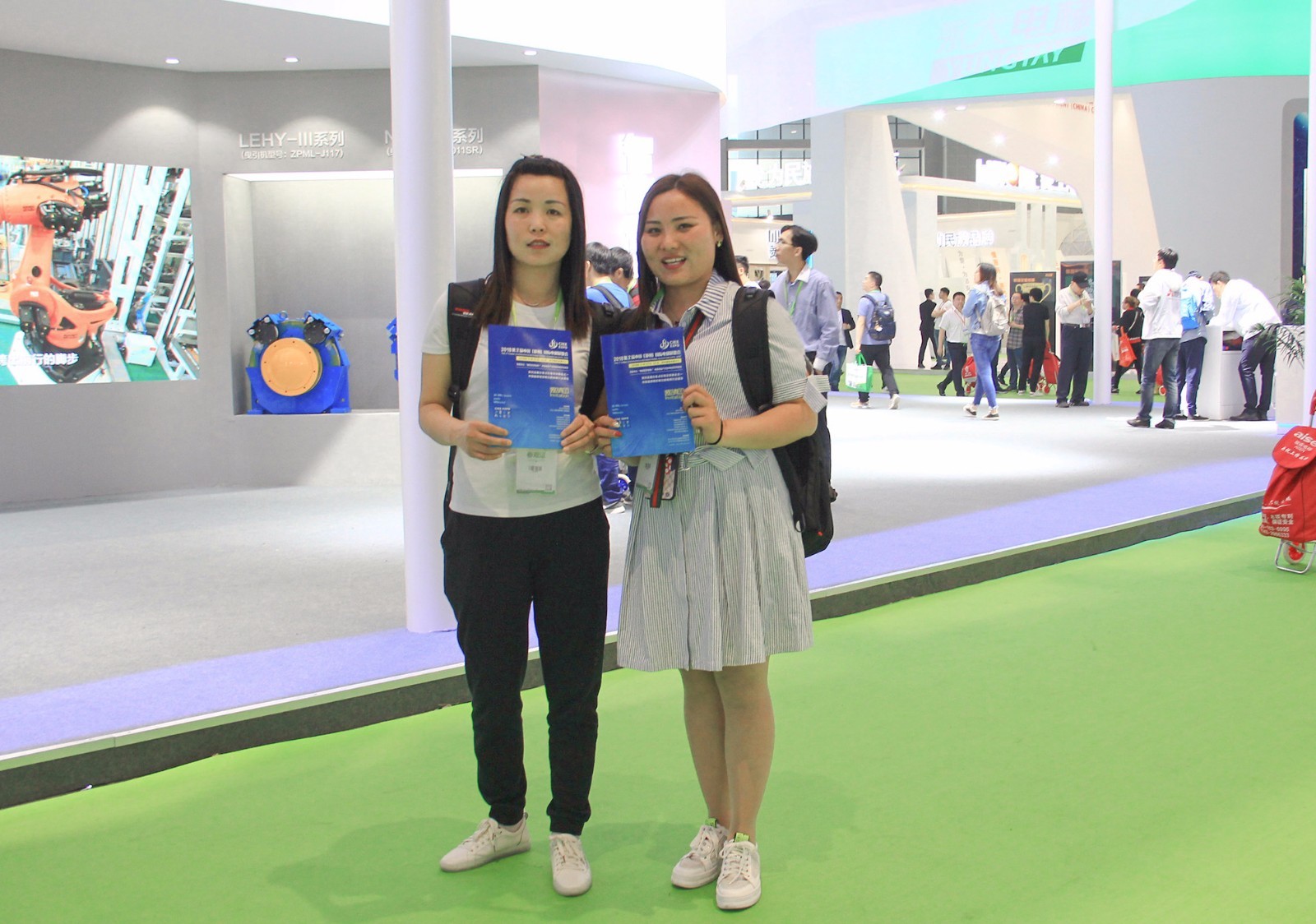 2018郑州电梯展组委会赴上海国际电梯展派发