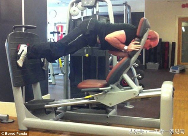 外国网友评选出健身房里最搞笑的锻炼照片,踩