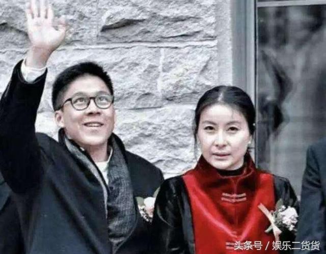 郭晶晶生二胎奖励10亿,近照曝光头发半白,双眼