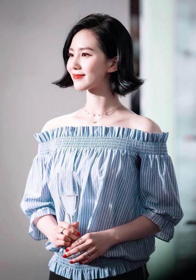 刘诗诗一身齐肩裙气质好,她的天鹅颈很好看!