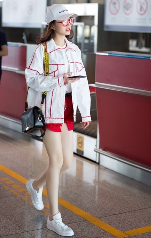 温心亮相机场秀美腿 简洁休闲装时尚俏皮