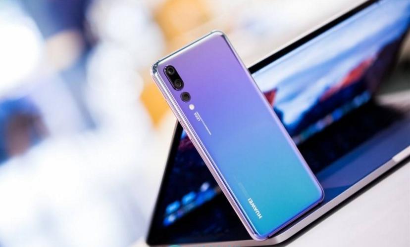 华为P20 Pro强悍防水 夏季游泳不再担心手机跌