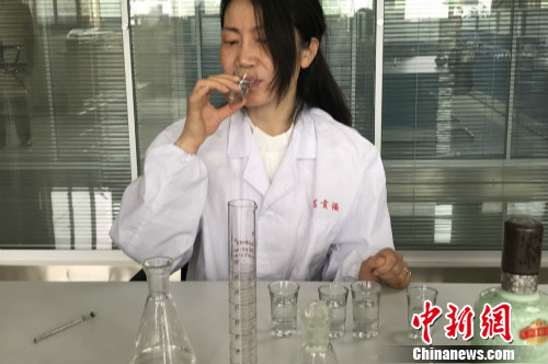 不恋红妆、偏爱酒香 揭秘女品酒师的