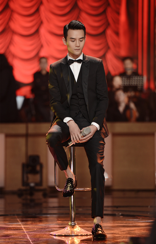 王凯华丽舞台演绎菲式经典 不负众望本期夺冠