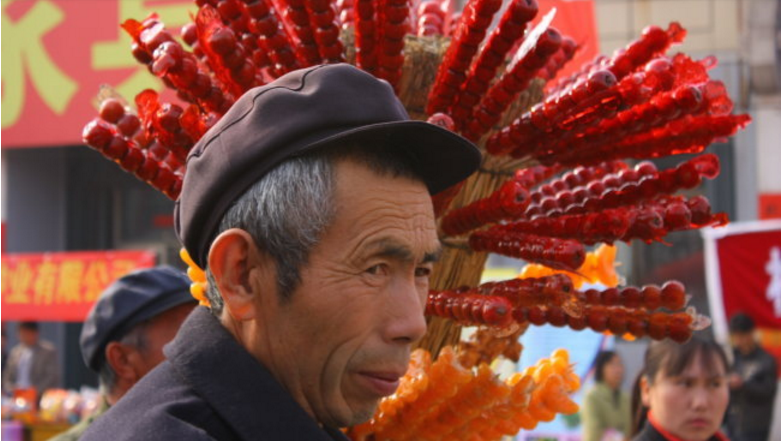 老人修脚店被忽悠感染了灰指甲 治疗后发现真