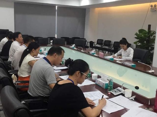 女面试官:9头牛10个秃子,打一成语?应届毕业生