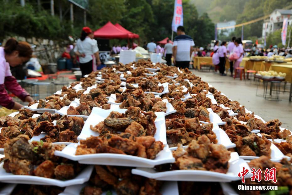 现场错落有致的流水席，场面震撼。