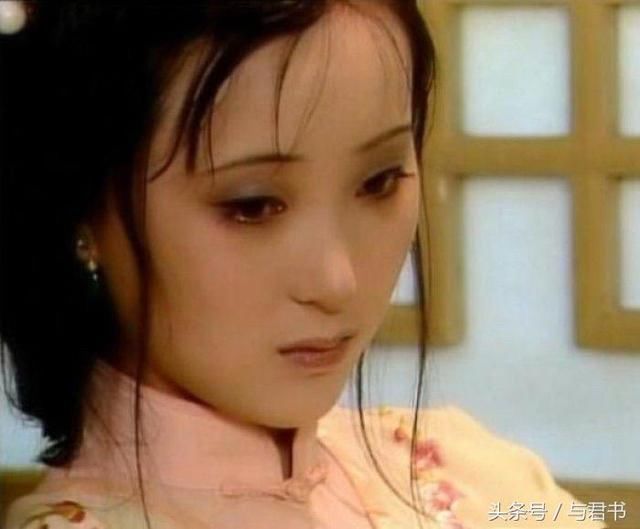 为了更适合当贾府少奶奶,林黛玉主动喝薛宝钗